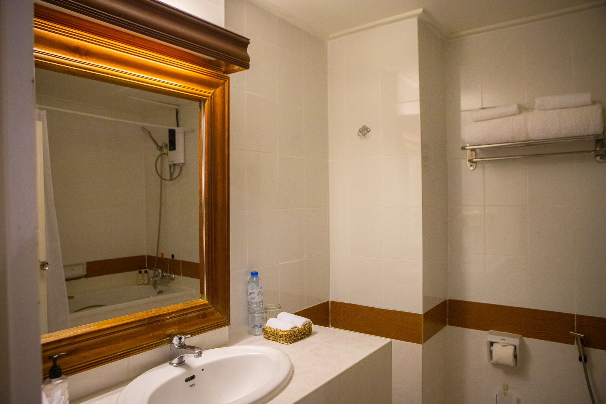 deluxe double or twin room | bathroom | shower, free toiletries, towels