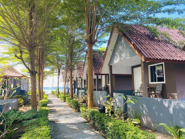 Individuell dekoriert, Schreibtisch, Verdunkelungsvorhänge