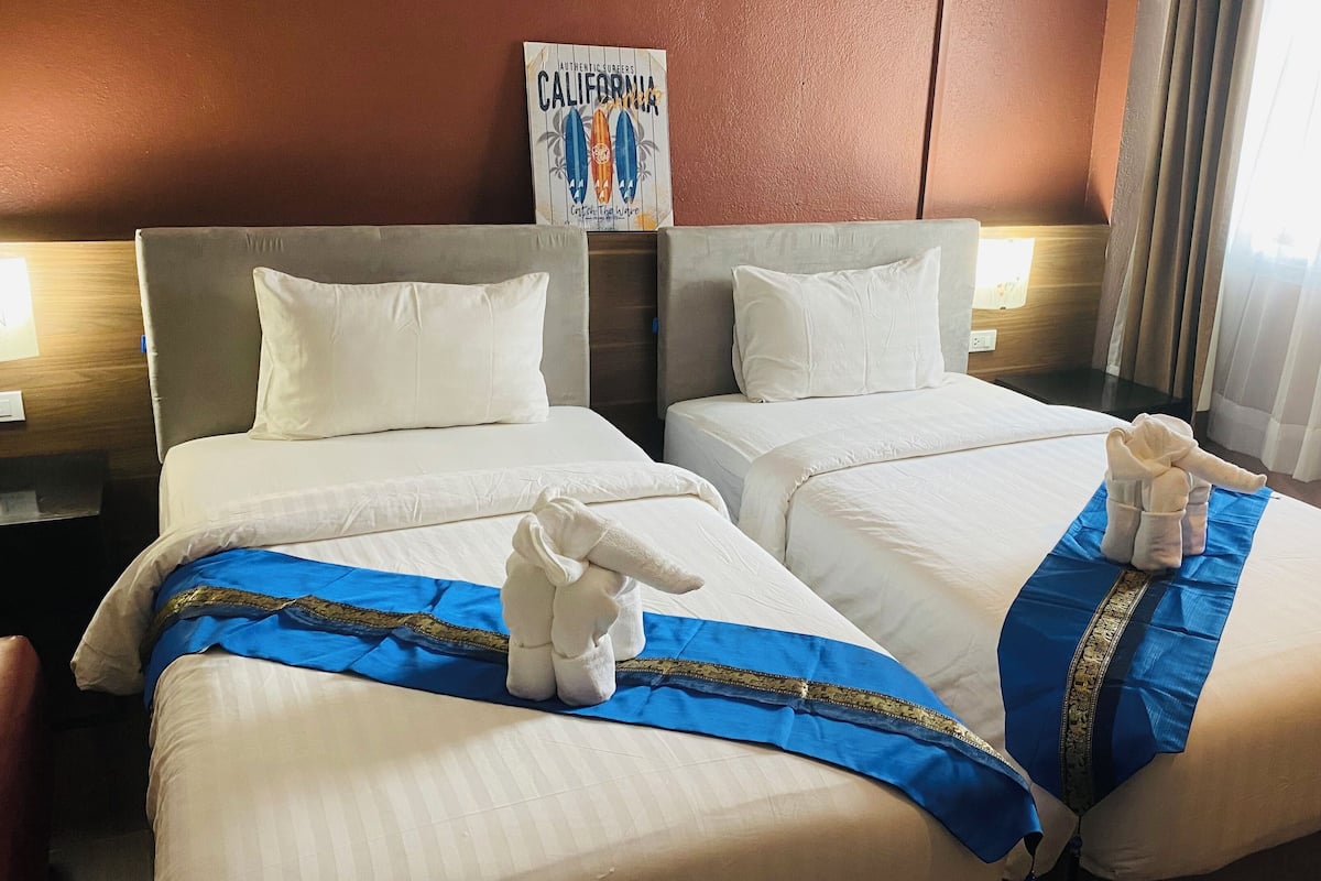 华丽双床房 | 特色装修、办公桌、遮光窗帘、免费 WiFi