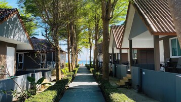 Individually decorated, desk, blackout drapes, free WiFi