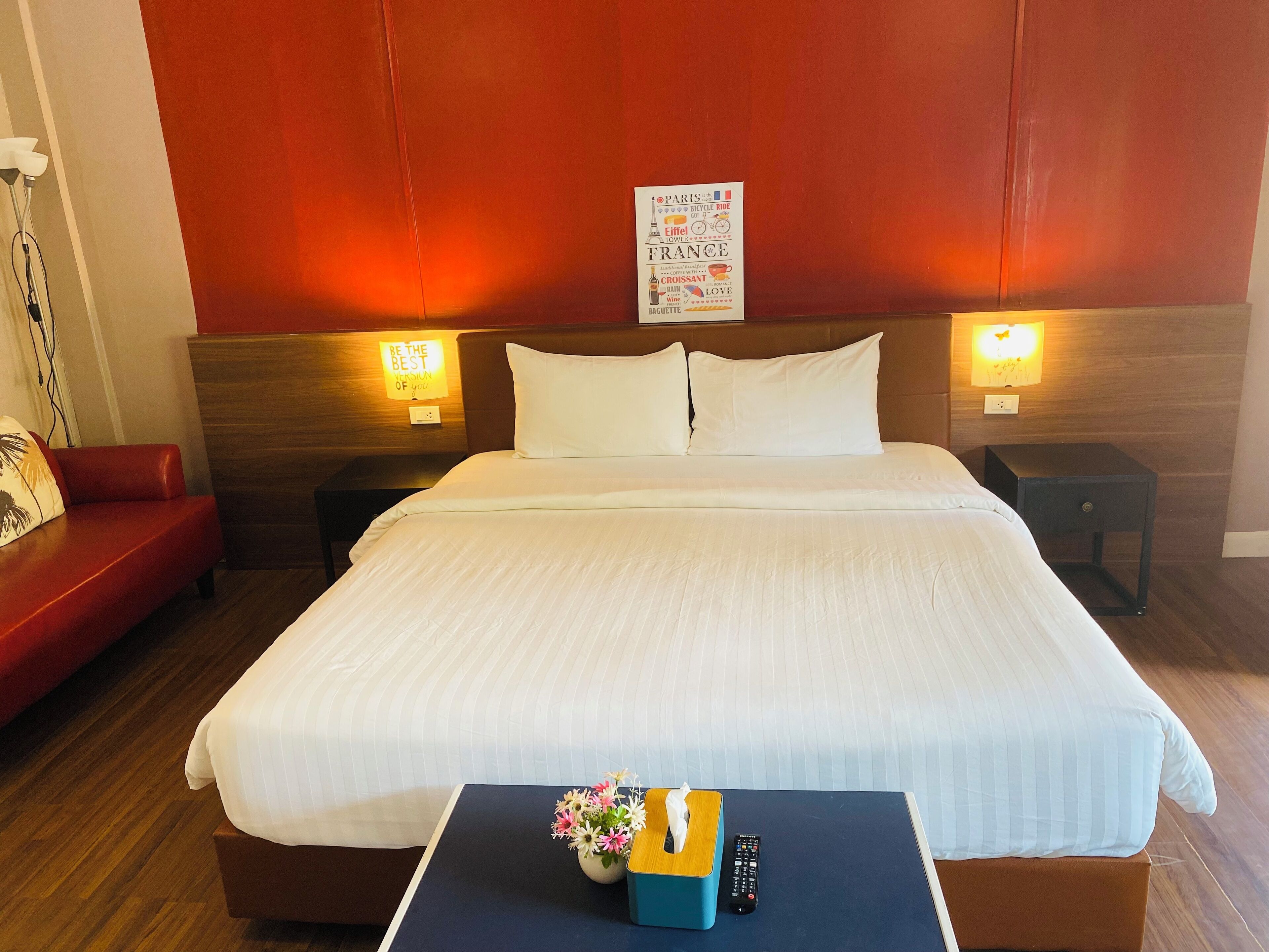 Decoración personalizada, escritorio, cortinas blackout y wifi gratis 