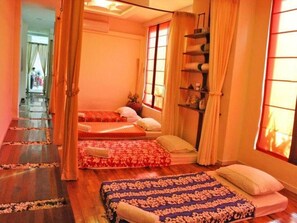 Thai massages, body scrubs, 1 treatment room