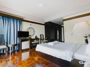 Quarto luxo | Frigobar, cofres nos quartos, individualmente mobiliados, escrivaninha