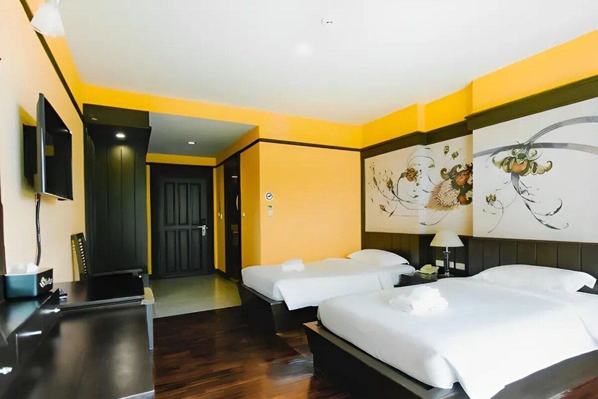 Superior Twin Room, Balcony, Partial Sea View | Peralatan tempat tidur premium, bar mini, peti besi dalam bilik, meja 