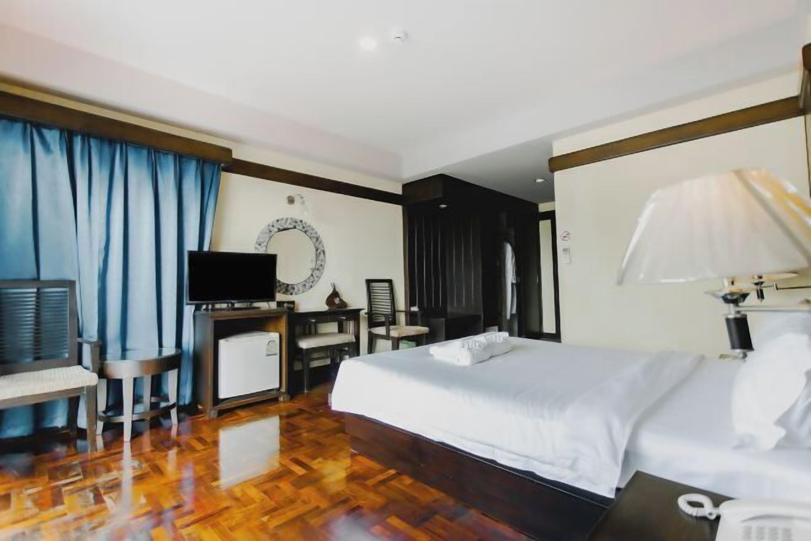 มินิบาร์, ตู้นิรภัยในห้องพัก, โต๊ะทำงาน, Wi-Fi ฟรี
