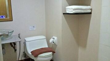 Standard Room | Bathroom | Shower, free toiletries, towels