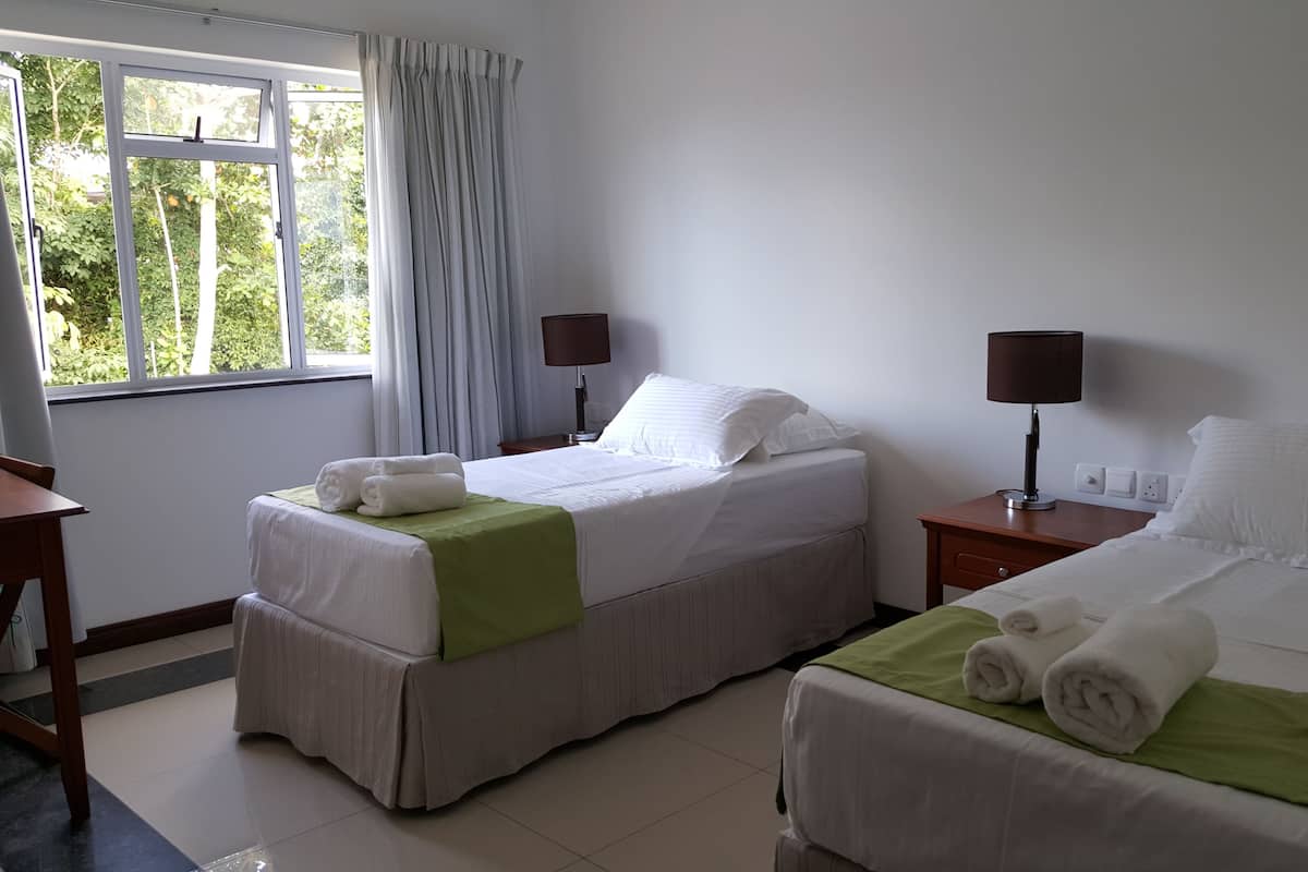 Departamento, 2 habitaciones, vista a la alberca | Ropa de cama de alta calidad y caja de seguridad en la habitación