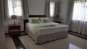 Departamento, 2 habitaciones, vista a la alberca | Ropa de cama de alta calidad y caja de seguridad en la habitación 