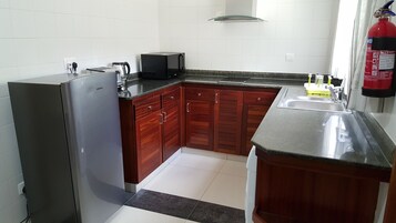 Studio Suite, Pool View | Private kitchen | Full-size fridge, microwave, stovetop, coffee/tea maker