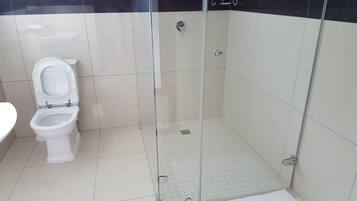 Villa, vue piscine | Salle de bain