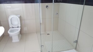 Ducha, artículos de tocador gratuitos, toallas