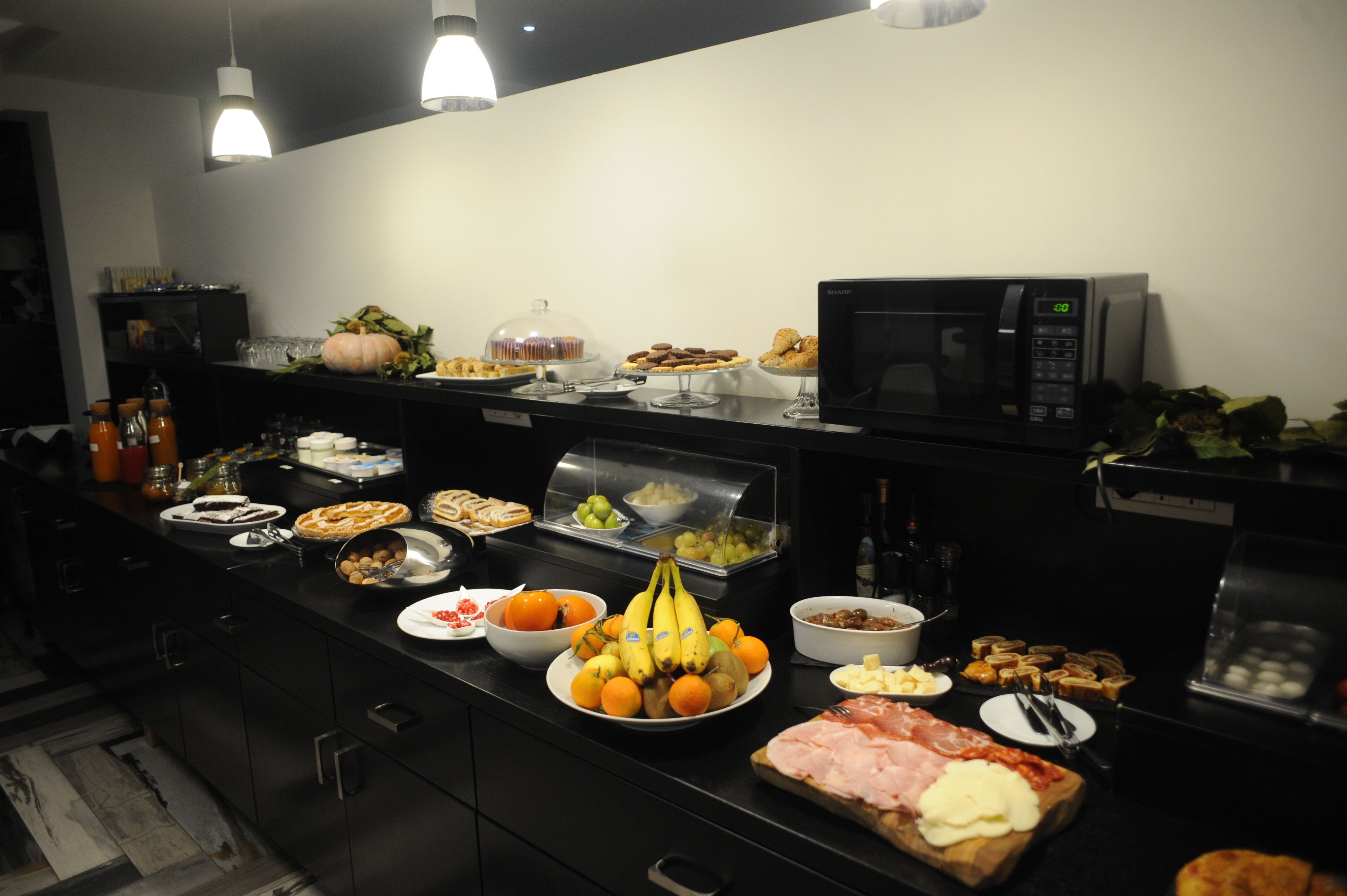 Un buffet proposant divers plats et un four à micro-ondes.