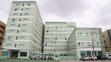 Um hotel com vários andares e uma placa grande com a inscrição "Real Classic Hotel".