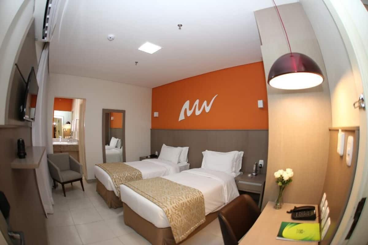 Een minibar, een kluis op de kamer, een bureau, gratis wifi