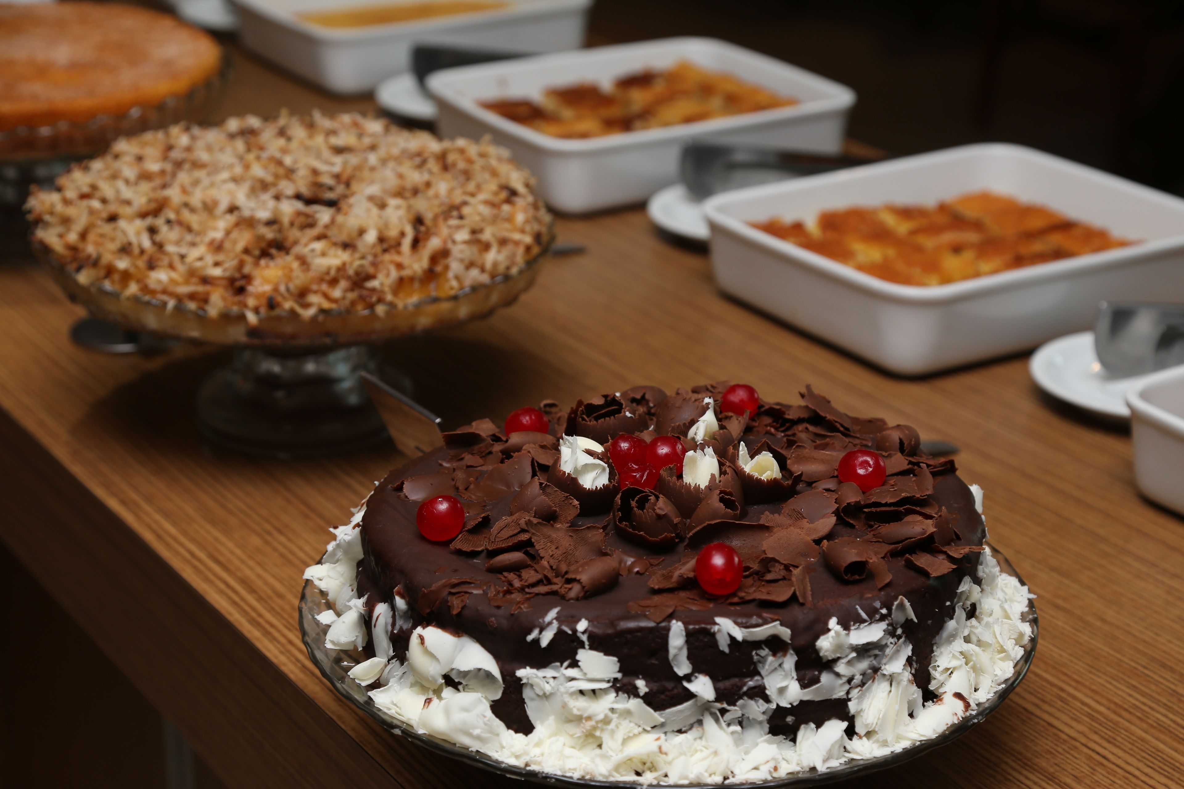 Et dessertbord med forskellige kager og bagværk.