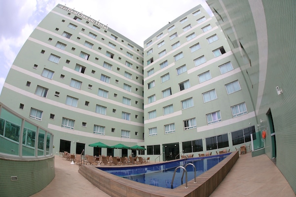 Piscina externa, funciona das 10h às 20h, guarda-sóis, espreguiçadeiras
