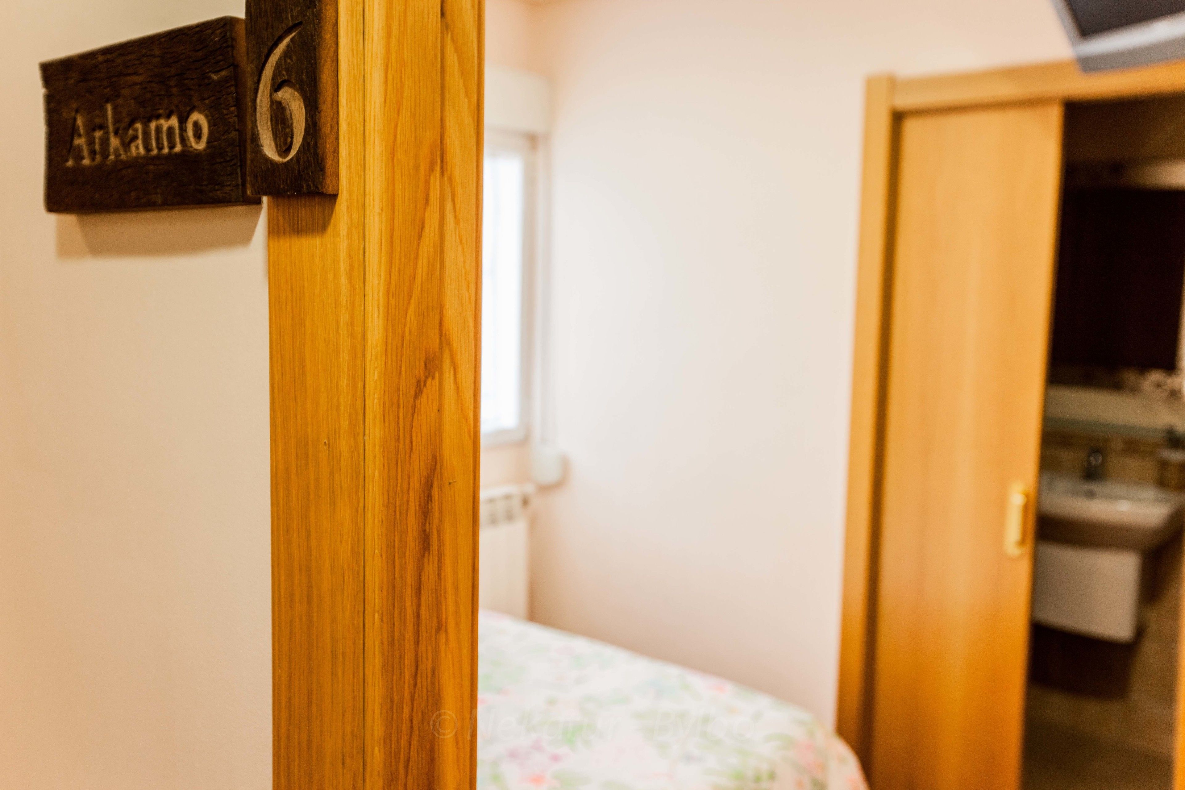 A wooden door with a sign reading "Arkamo 6".