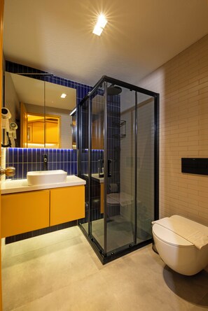 Deluxe Studio, Balcony | Bathroom | Shower, hair dryer, towels