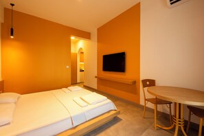 Deluxe Studio, Balcony | 1 bedroom, minibar, free cribs/infant beds