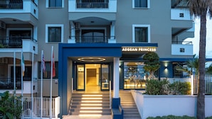 Ein Hotel Eingang mit einem Schild mit der Aufschrift 'AEGEAN PRINCESS' und einer Treppe zum Empfangsbereich.
