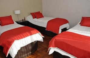 Habitación triple | Ropa de cama hipoalergénica, edredón y decoración personalizada