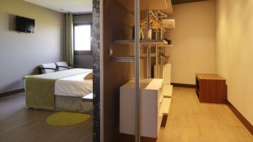 Superior Double Room, Bathtub, Mountain View | Bar mini, peti besi dalam bilik, meja, langsir/tirai gelap terus