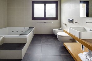Premium Double Room, Hot Tub, Mountain View (Superior) | Bathroom - Hotel Rural Gaintza (Getaria)