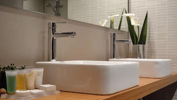 Chambre Double Supérieure, baignoire, vue montagne | Salle de bain | Articles de toilette gratuits, sÚche-cheveux, serviettes fournies, savon