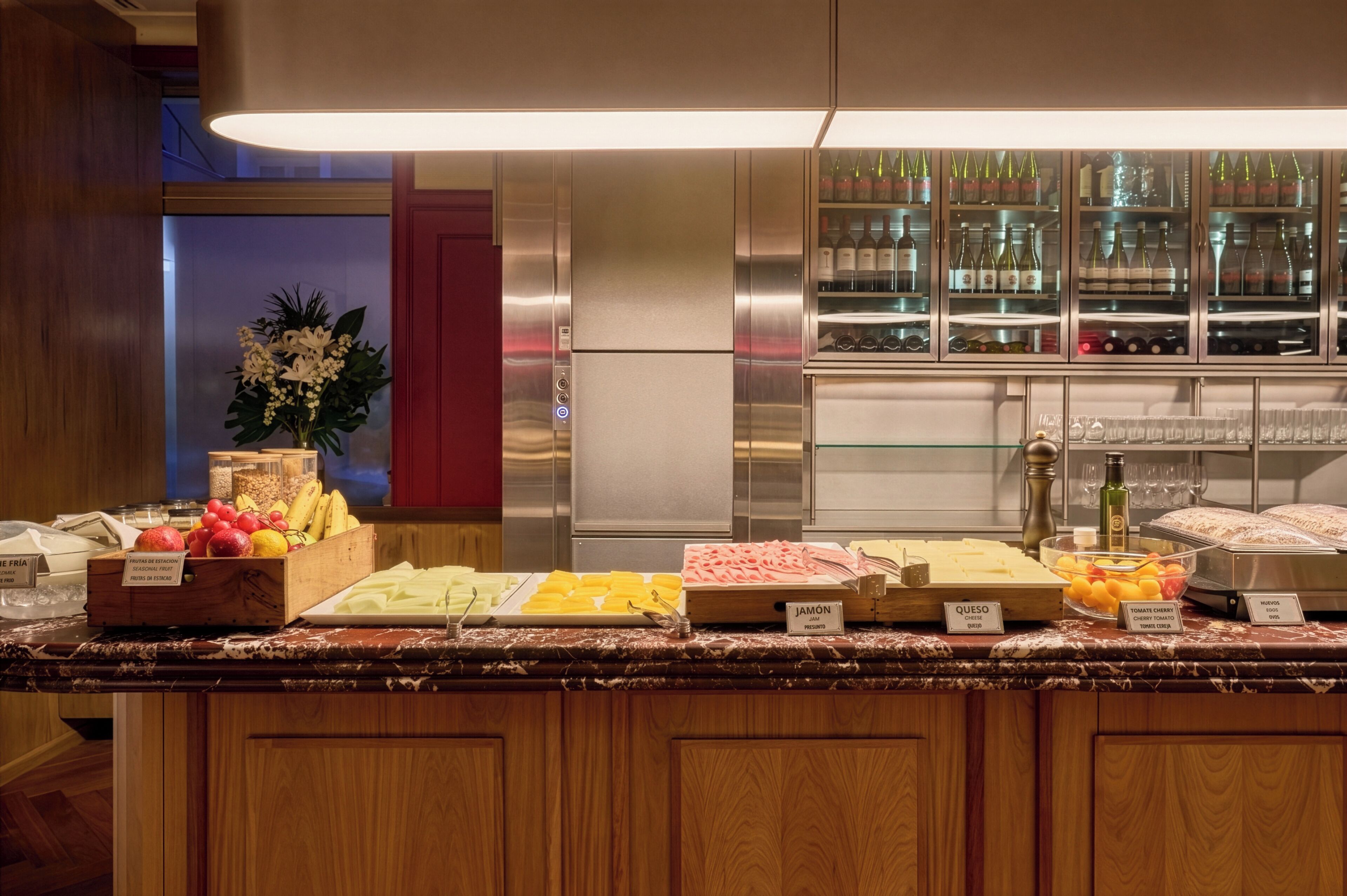 Un mostrador de buffet amb diversos plats i una presentació de vi.