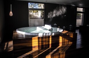 Un sauna, 2 salas de tratamiento, masajes