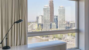 Quarto premium, vista para o rio | Roupas de cama premium, edredons de pluma, camas com colchões pillow-top