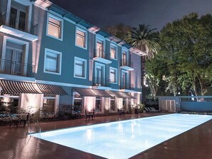 Outdoor pool, open 8:00 AM to 8:00 PM, pool loungers - Almarena Madero Urbano Affiliated by Melia (Buenos Aires)