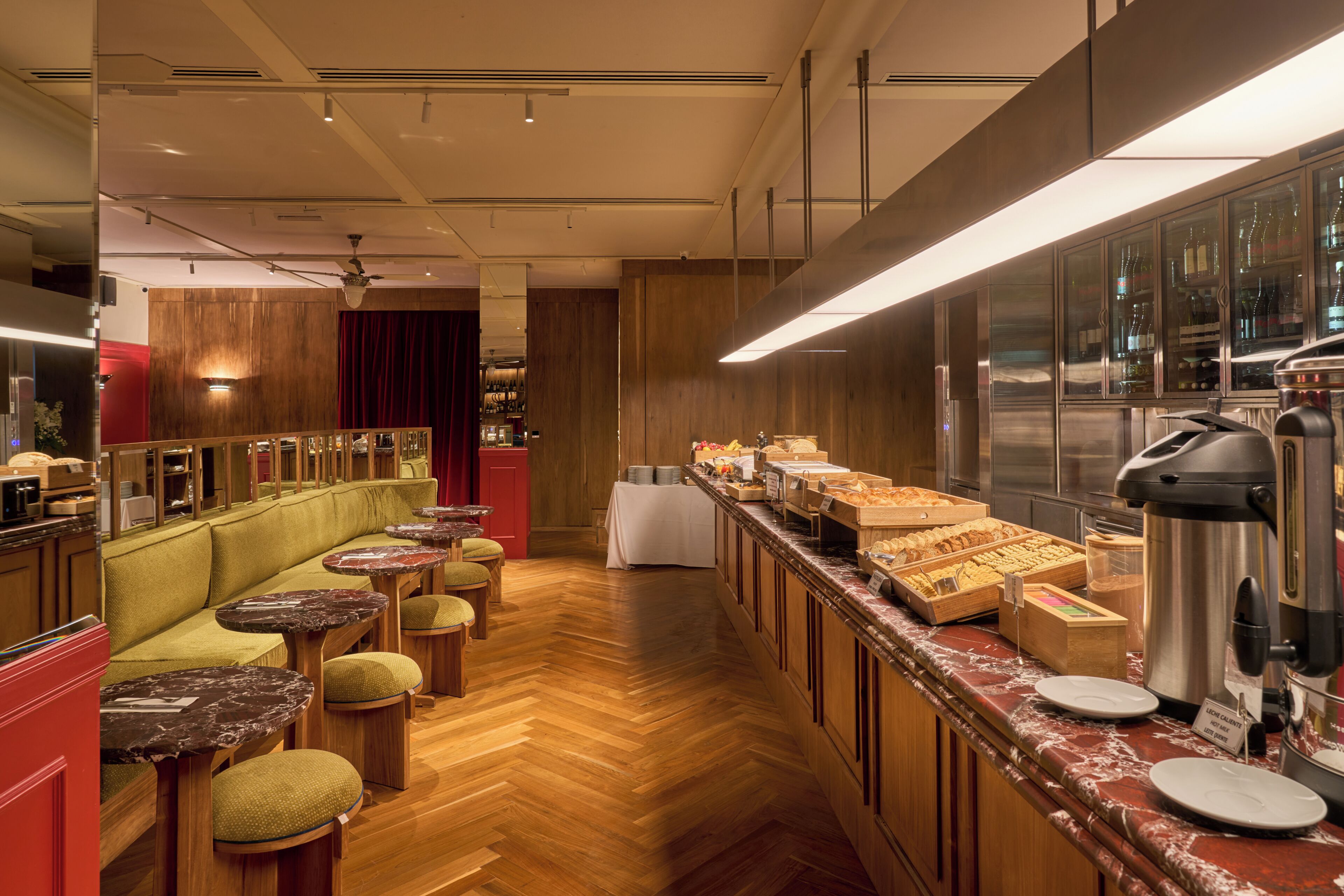 Un hall de hotel con zona de estar, bufé y bar.