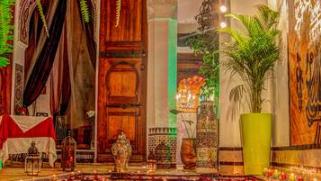 Een binnenzwembad, een buitenzwembad, parasols voor strand/zwembad