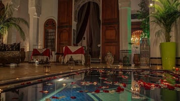 Piscina interna, piscina externa, guarda-sóis, espreguiçadeiras