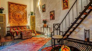 Suite (Jihane) | Individueel gedecoreerd, individueel gemeubileerd, een bureau