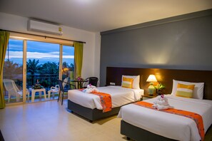 豪華雙床房 | 書桌、摺床/加床 (收費)、免費 Wi-Fi