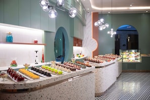 Ein Buffet mit verschiedenen Desserts und Snacks.