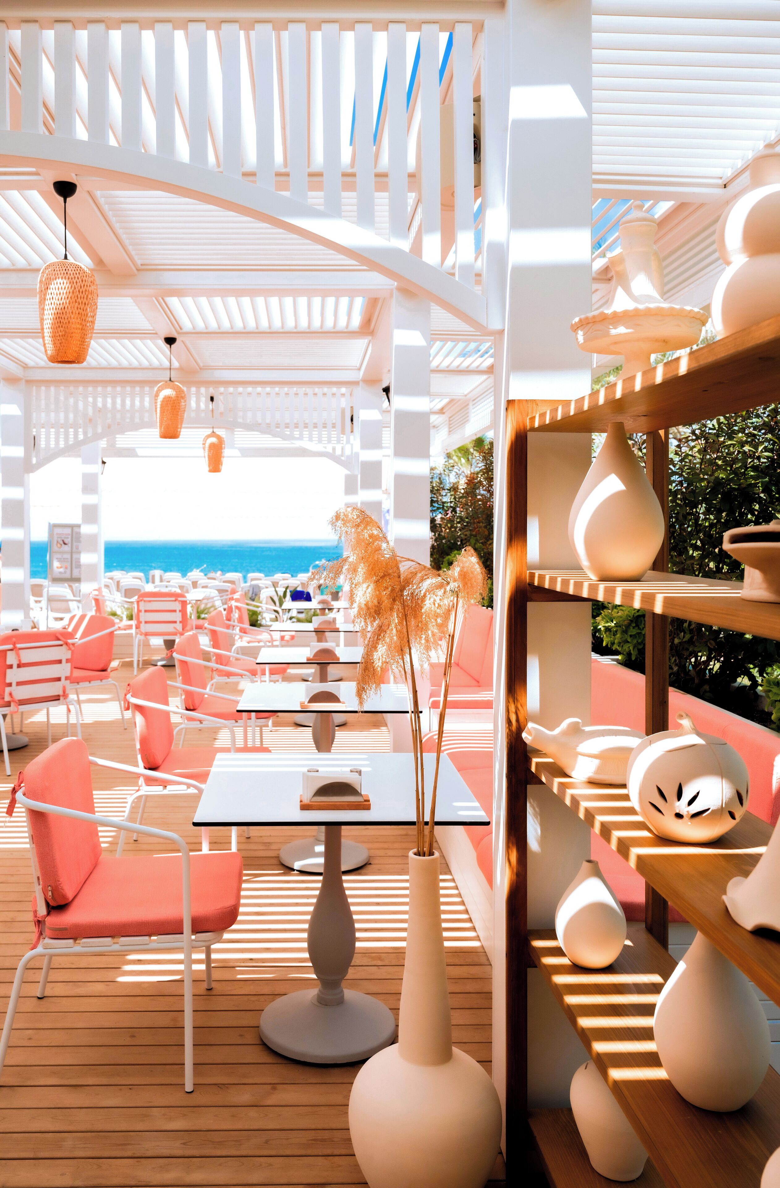 3 restaurants, breakfast, lunch, dinner served; seafood
