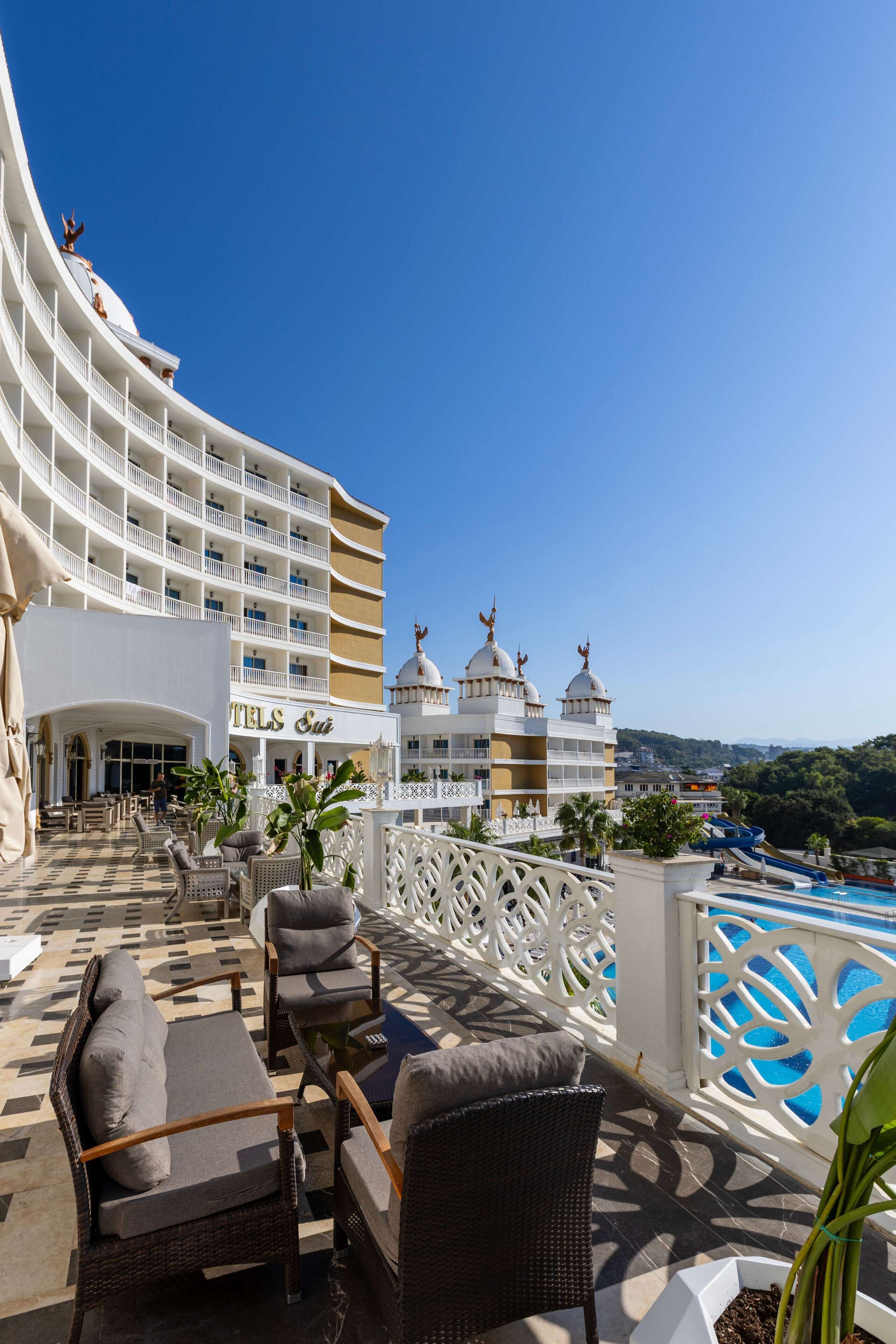 Um hotel com área de piscina, mobiliário de exterior e vista para a paisagem envolvente.