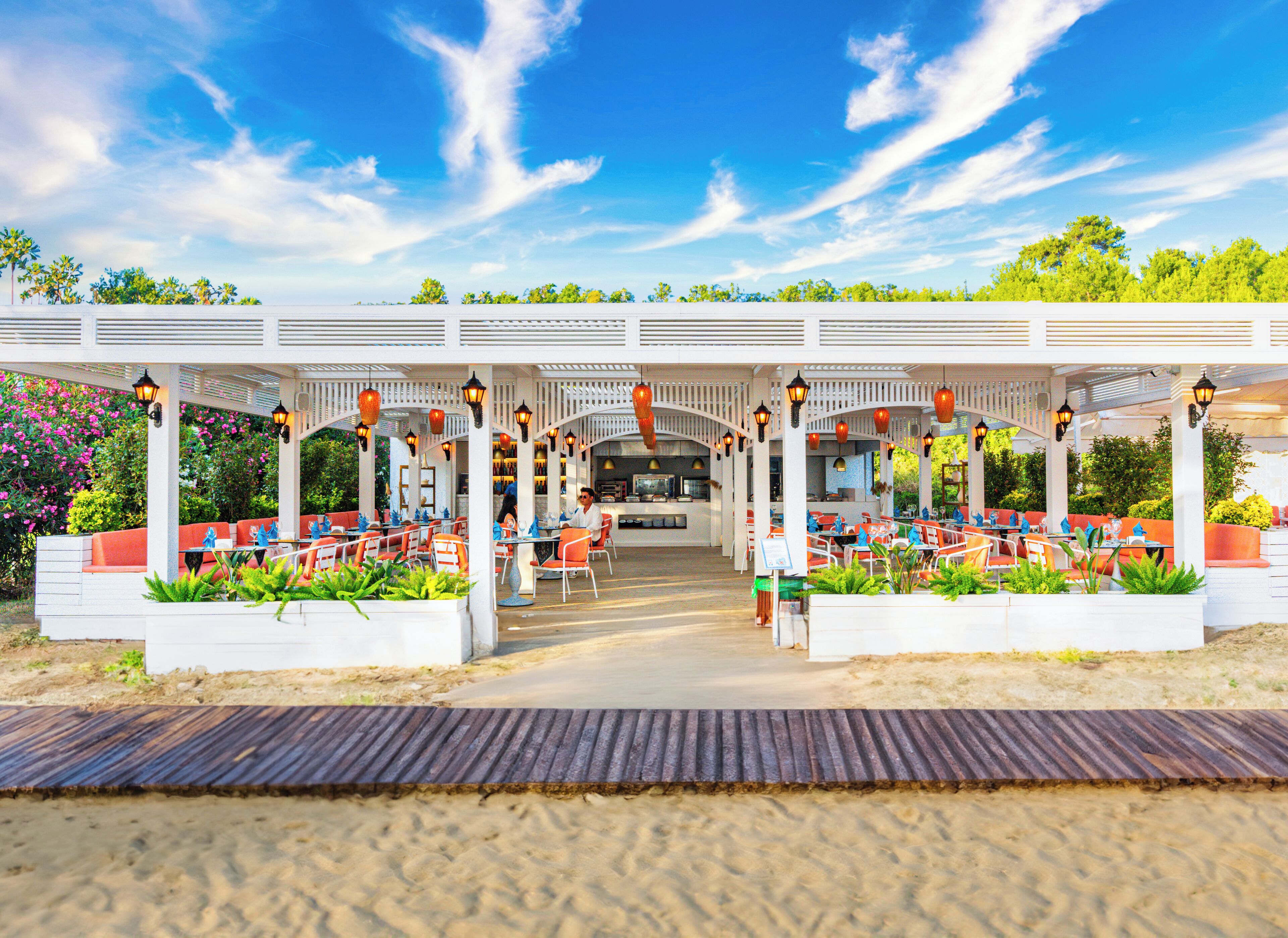 3 restaurants, breakfast, lunch, dinner served; seafood 