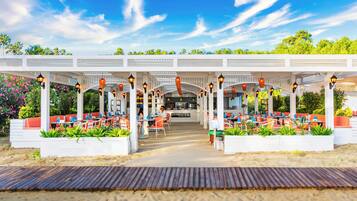 3 restaurants, breakfast, lunch, dinner served; seafood