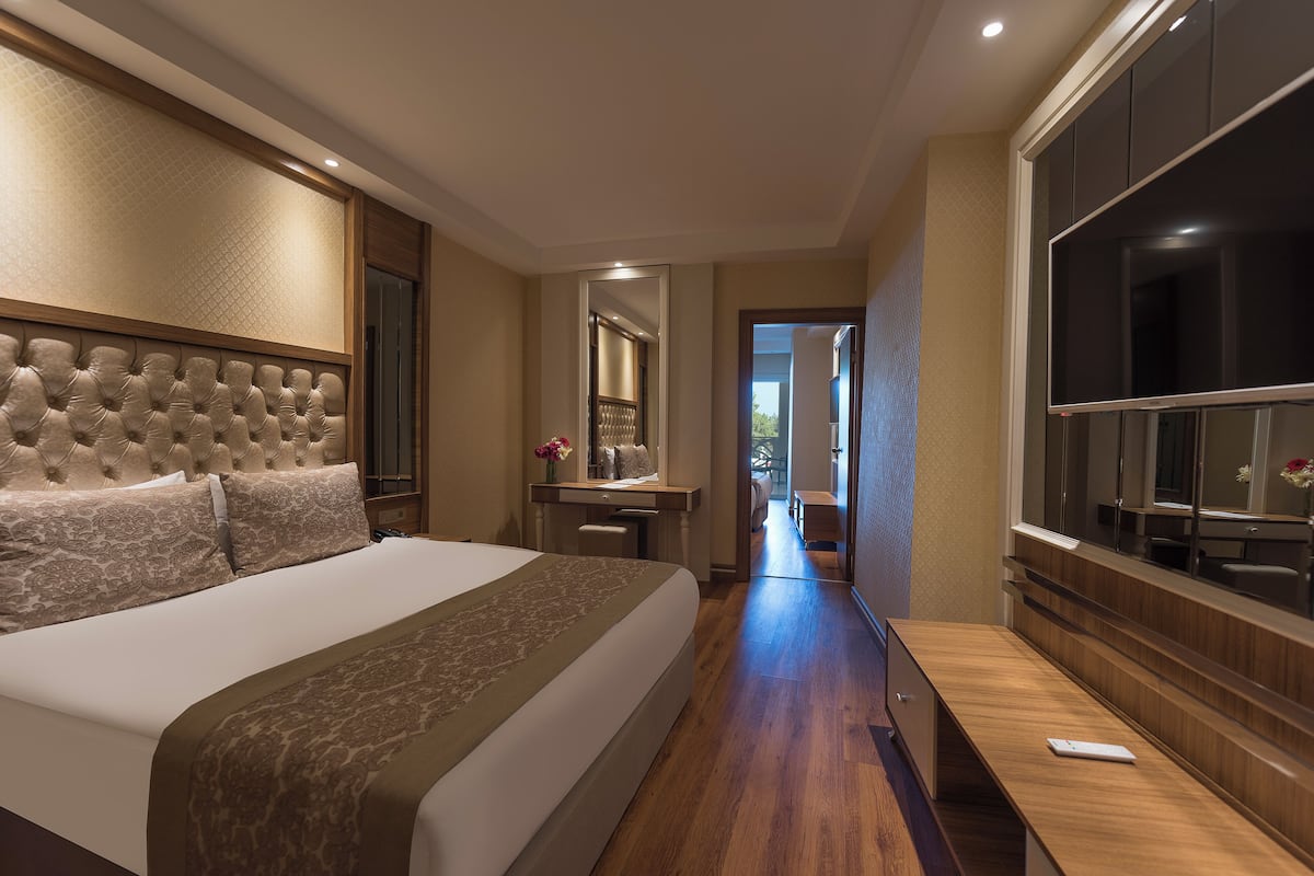 Premium bedding, minibar, in-room safe, WiFi (free)
