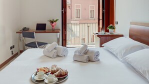 Escritorio, wifi gratis, ropa de cama