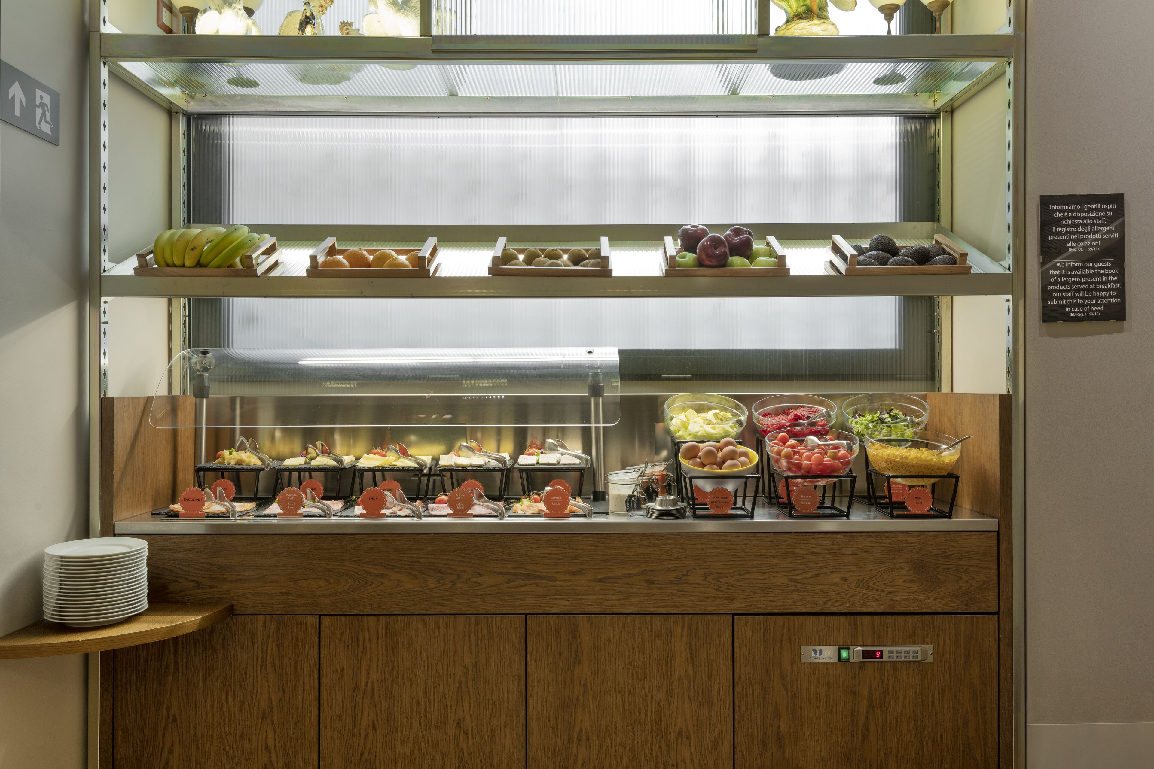 Buffet com diversos alimentos e sinalização sobre informações de alérgenos.