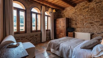 Habitación doble estándar, vista a la montaña | Edredón, decoración personalizada y muebles diferentes