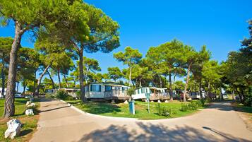 كارافان - غرفتا نوم - بشرفة | 2 عدّة غرف نوم ومكتب ومساحة عمل للكمبيوتر المحمول ومكواة/لوح كي