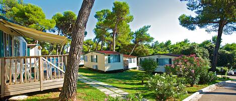 Habitatge mòbil, 2 dormitoris, terrassa, al costat de la platja | 2 dormitoris, escriptori i espai de treball apte per a portàtils