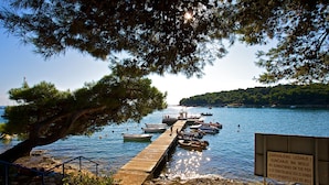 A pier extending into a calm body of water with boats docked at the end. - Arena Indije Mobile Homes (Medulin)