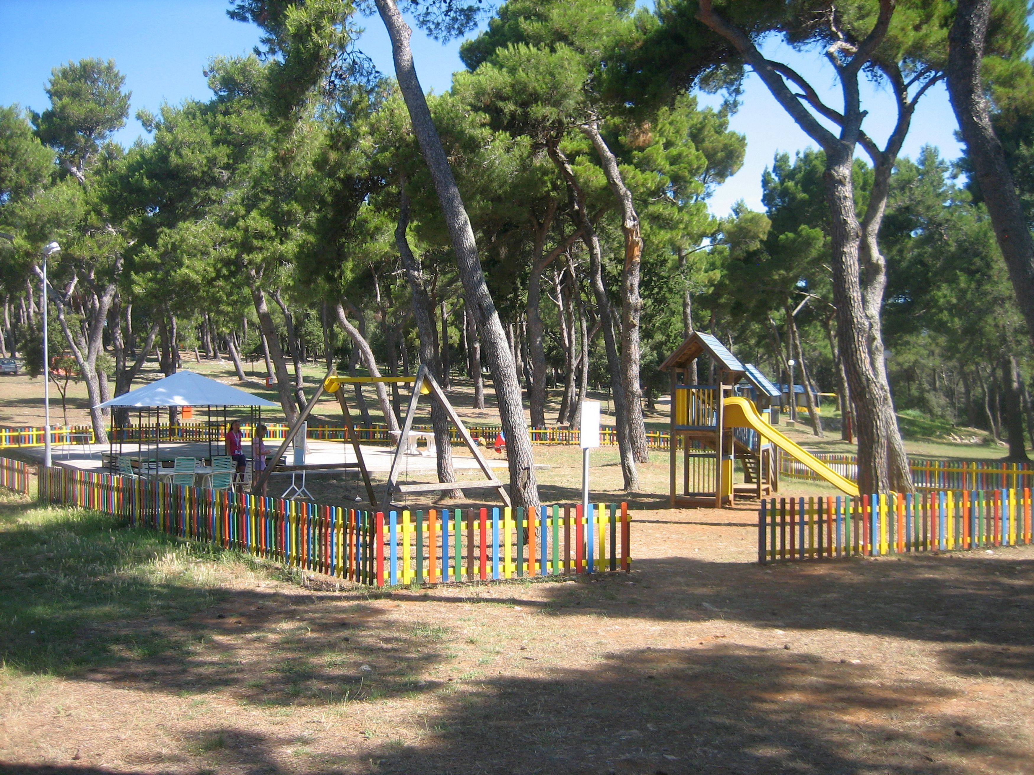Zona de juegos infantil al aire libre